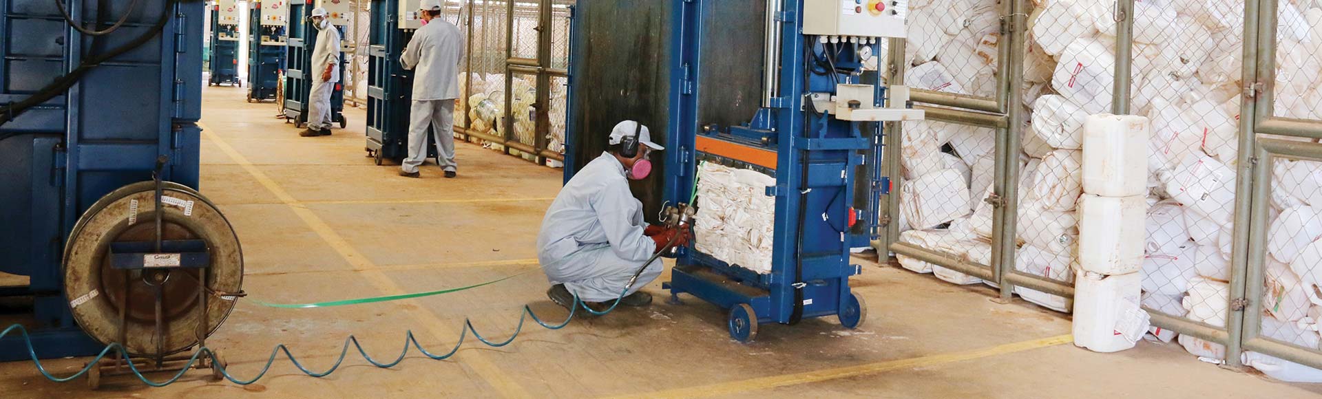 Nas centrais de recebimento as embalagens são separadas, prensadas e enfardadas antes de seguirem para a reciclagem ou incineração.