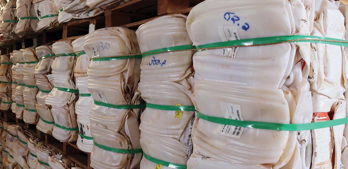 Embalagens compactadas e organizadas em pallets para envio à destinação final.